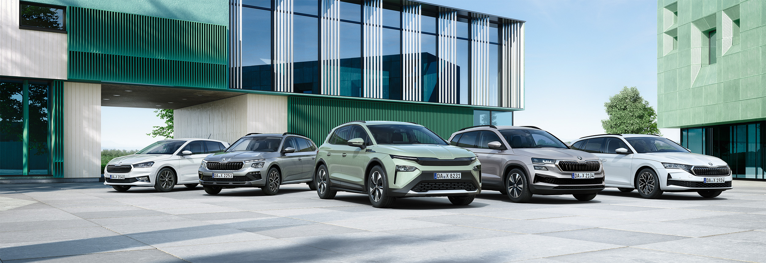 Škoda Modelle vor moderner Architektur