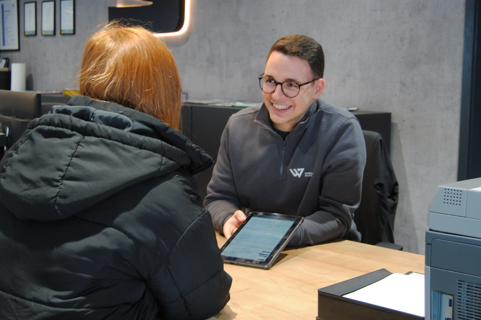 Serviceberater der Wiegand Gruppe im Kundengespräch an der Serviceannahme