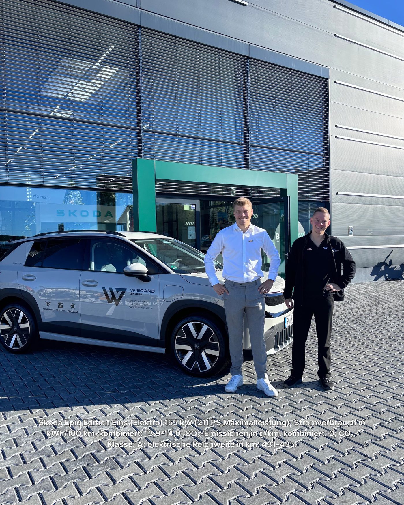 Beratungsgespräch vor dem Autohaus in Gelnhausen