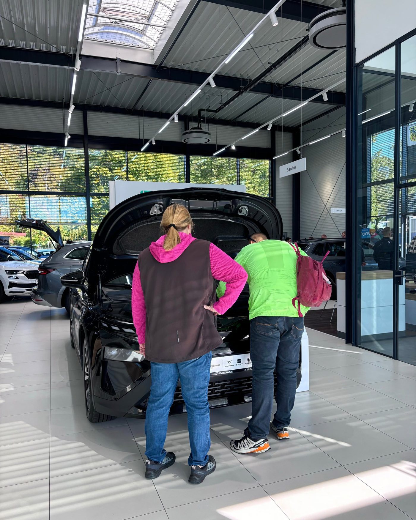 Gäste begutachten ein Fahrzeug im Autohaus