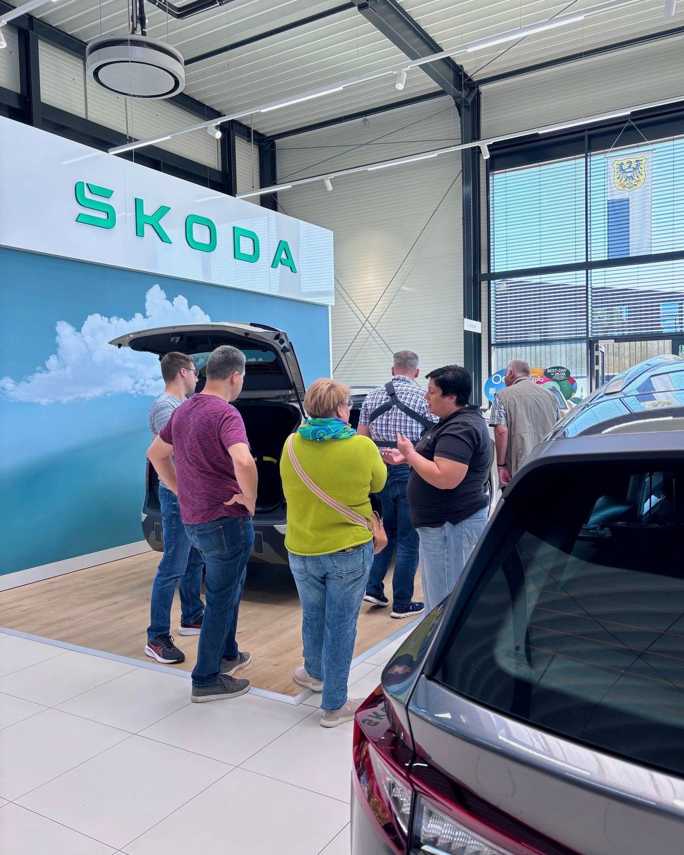 Gäste betrachten den ŠKODA Peaq in der Ausstellung