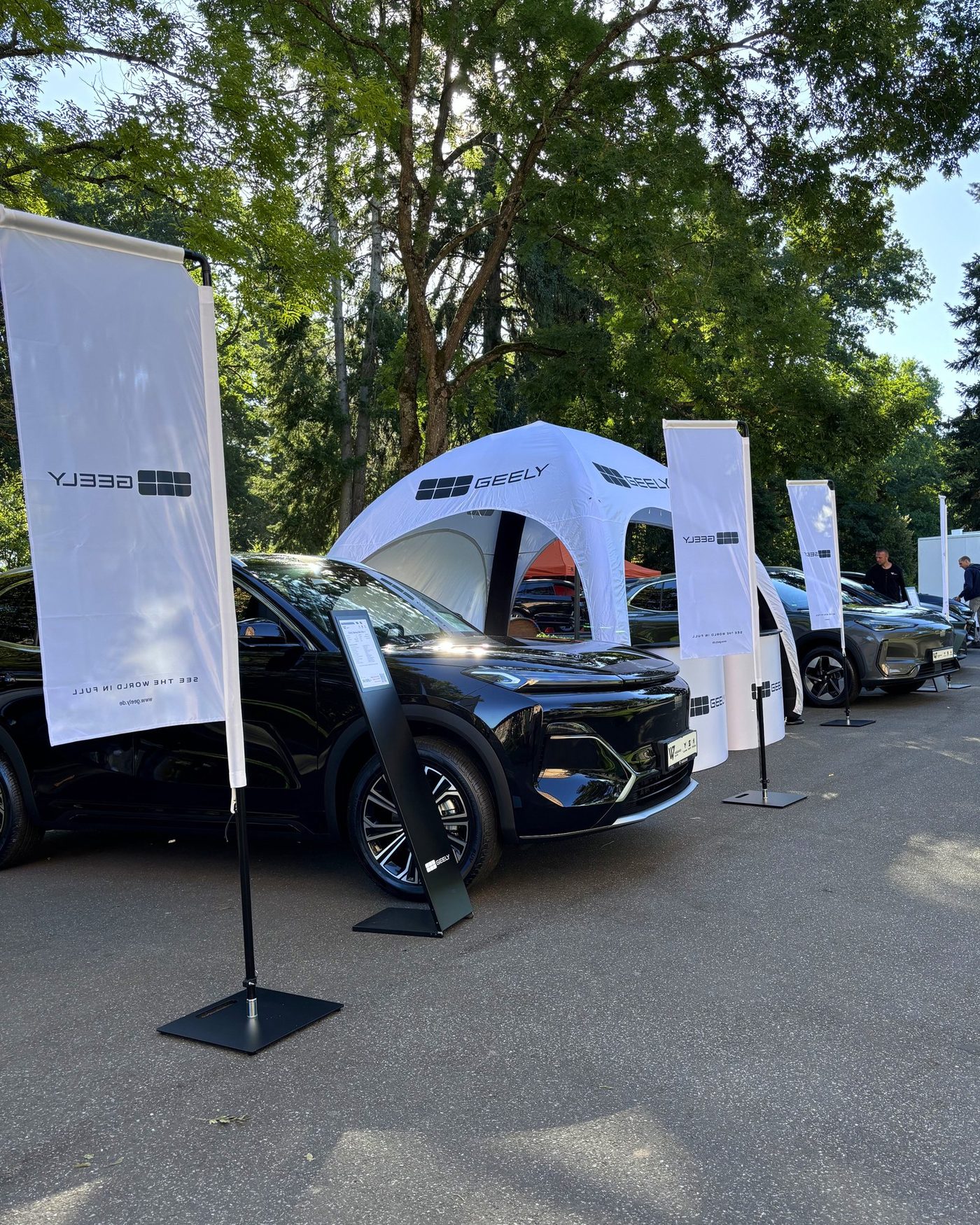 GEELY-Fahrzeug mit Fahnen auf der Ausstellungsfläche