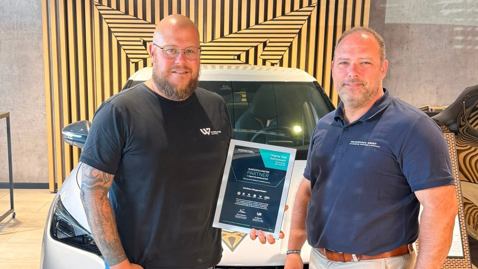Übergabe der Urkunde zum Original Teile Wettbewerb 2025 im Autohaus Wiegand