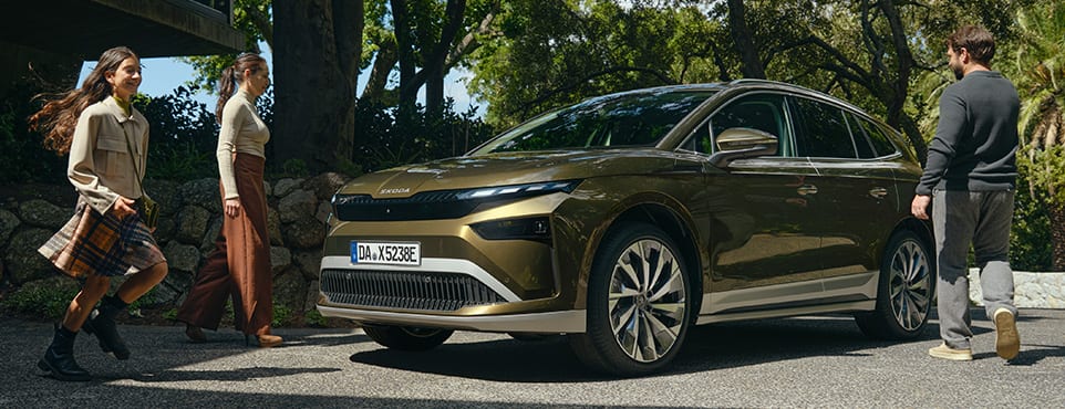 Elektrischer Škoda SUV an einer Allee
