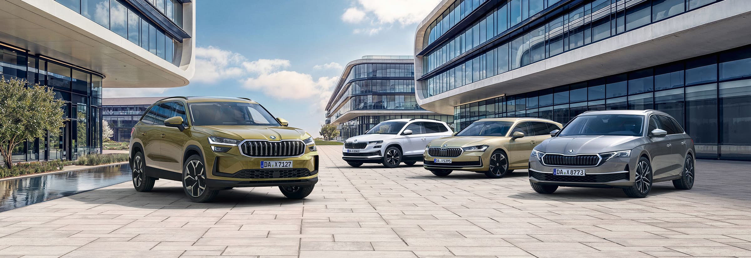 Škoda Modelle der Businessflotte mit Verbrennungsmotor vor einem Bürogebäude
