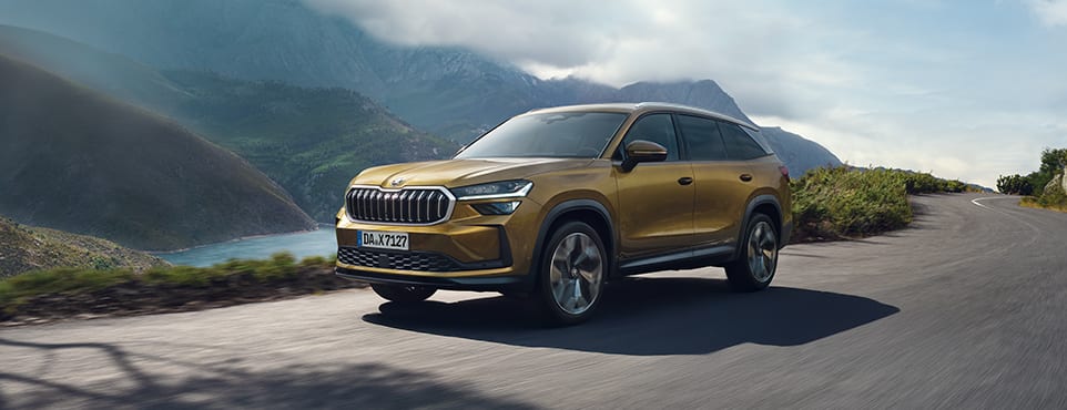 Škoda SUV auf einer Küstenstraße