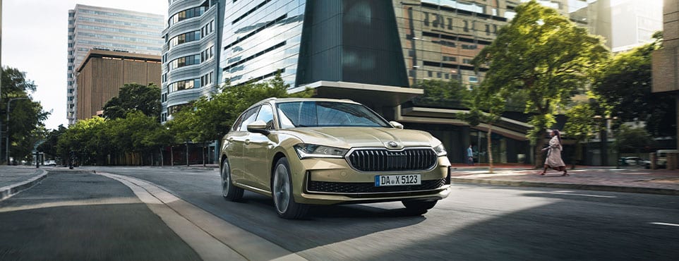 Škoda Superb Combi in einer Großstadtstraße