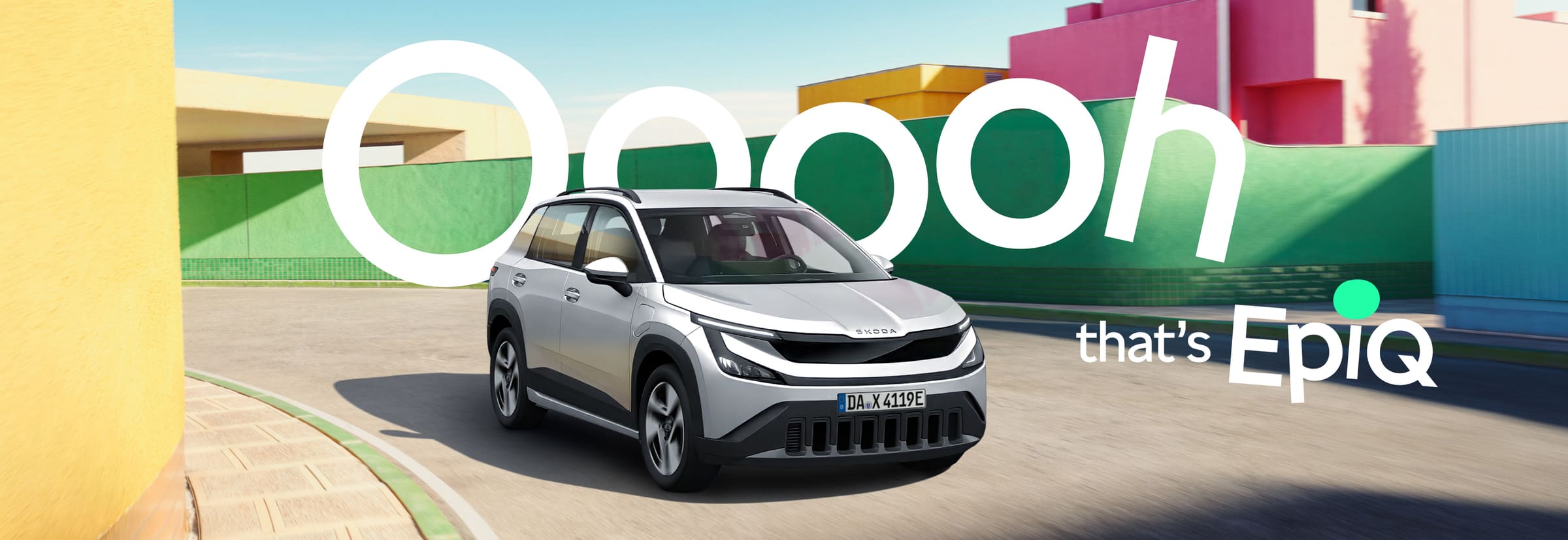 Der neue Škoda Epiq vor bunten Fassaden, Schriftzug „Ooooh that’s Epiq“