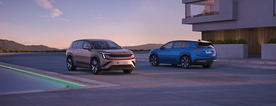 Zwei Škoda Peaq auf einer Terrasse im Abendlicht