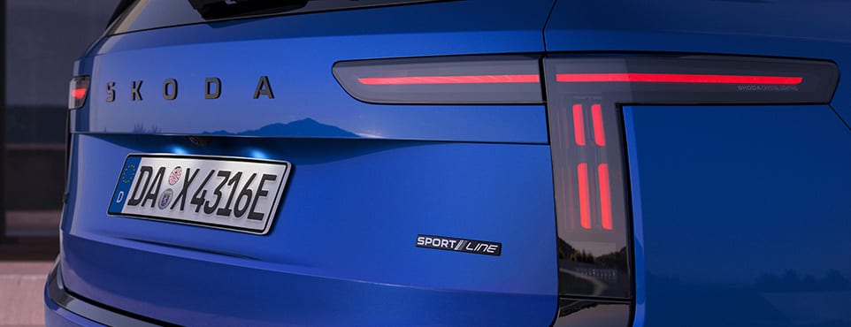 Heck des Škoda Peaq Sportline mit Sportline-Plakette