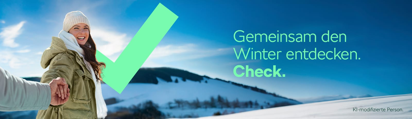 Frau im Schnee mit grünem Haken, Schriftzug „Gemeinsam den Winter entdecken. Check.“