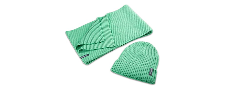 Strickmütze und Schal in Electric-Grün